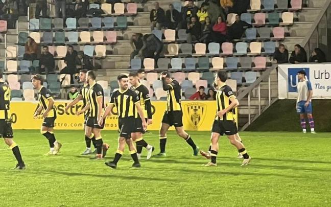 Los jugadores del Barakaldo celebran el gol ante el Anaitasuna