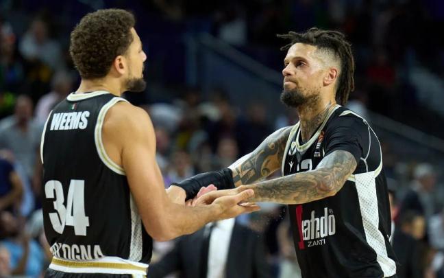 Hackett saluda cariacontecido a Weems durante un duelo de este curso en Euroliga