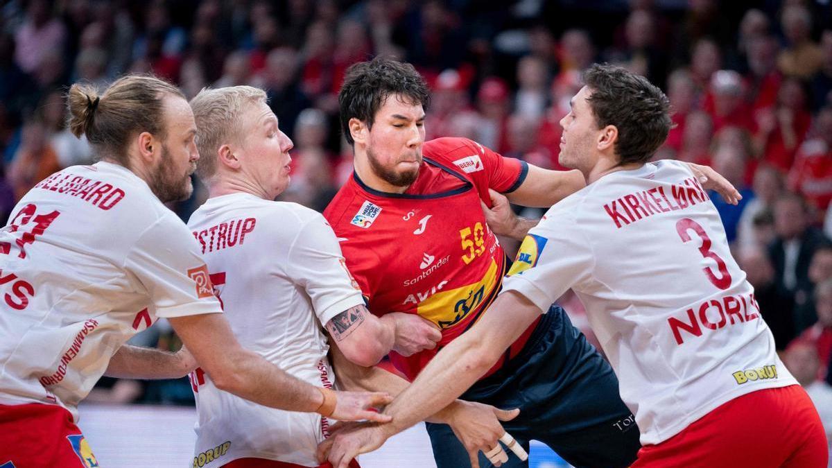 Una acción del España-Suecia en el Mundial de Balonmano.
