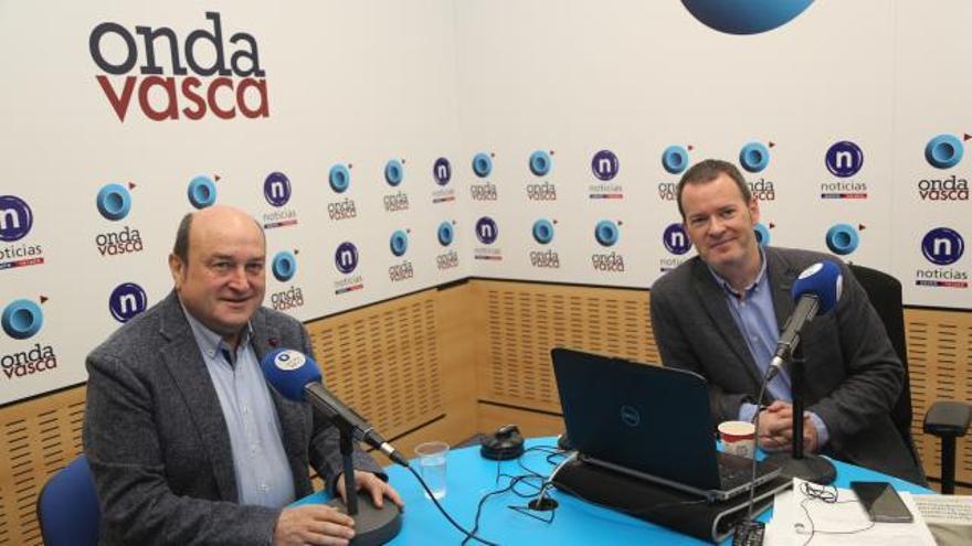 Andoni Ortuzar con Txema Gutiérrez en Onda Vasca.