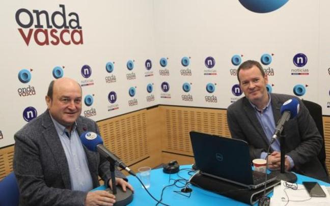 Andoni Ortuzar con Txema Gutiérrez en Onda Vasca.