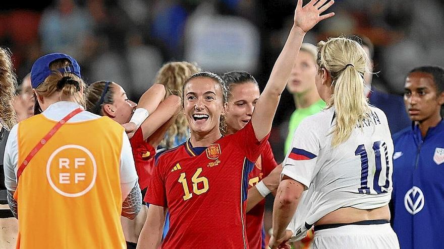 Ane Azkona saluda a familiares y amigos al término del partido.