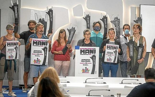 Miembros de Gipuzkoako Plataforma Antitaurina, ayer. | FOTO: RUBEN PLAZA