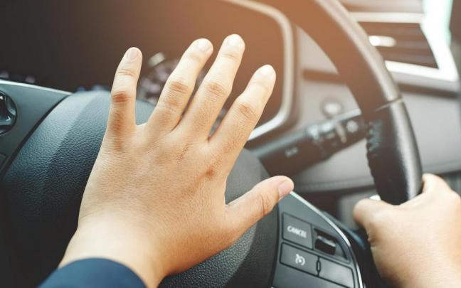 Un conductor presionando su claxon.