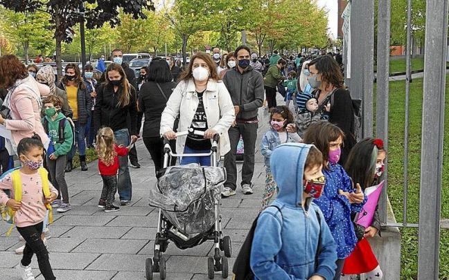 Goiko irudian, informazio honetatik kanpoko artxiboko irudi bat, Salburuako ikastetxeko ikasleena. | ARGAZKIA: ALEX LARRETXI