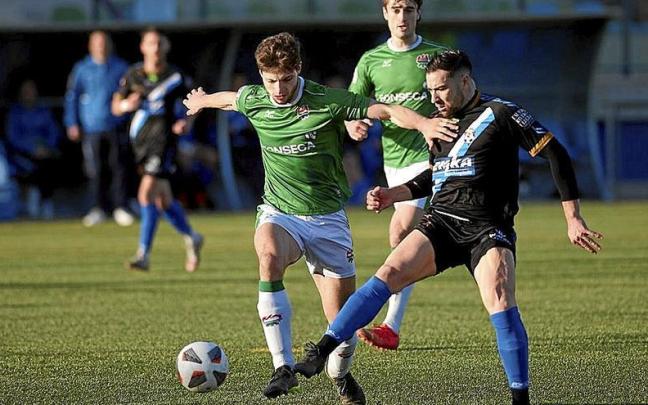 Lucha por el bal&oacute;n durante la primera parte del encuentro en San Juan.