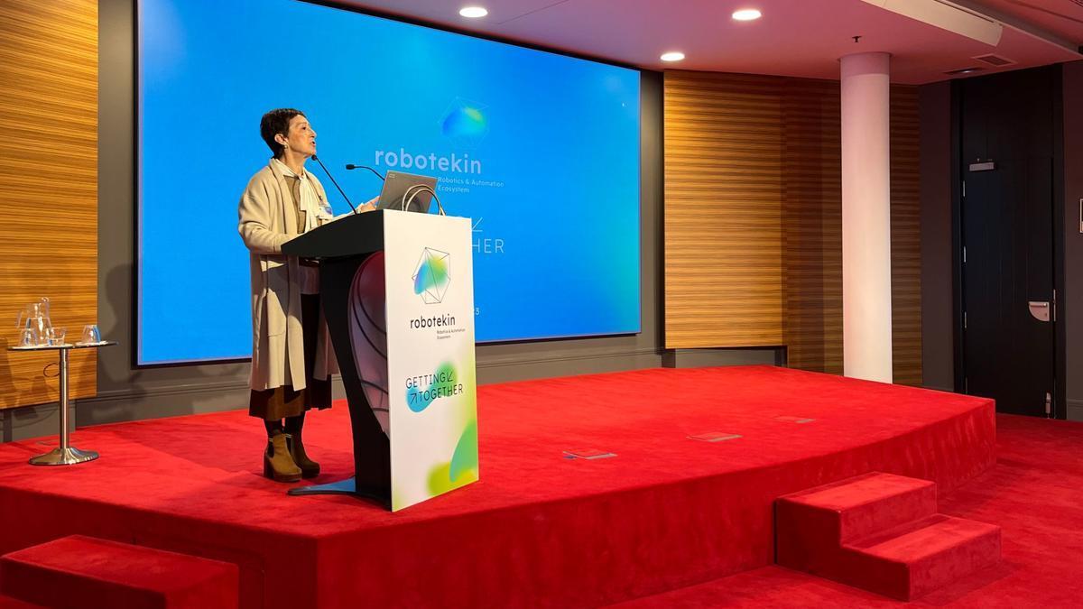 Pilar García de Salazar durante la presentación de Robotekin en Miñano