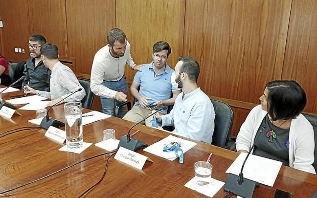 El alcalde Leoz se dirige a Jorge Crespo (antes de sufrir una indisposición), ante la mirada de Pablo Ezkurra.