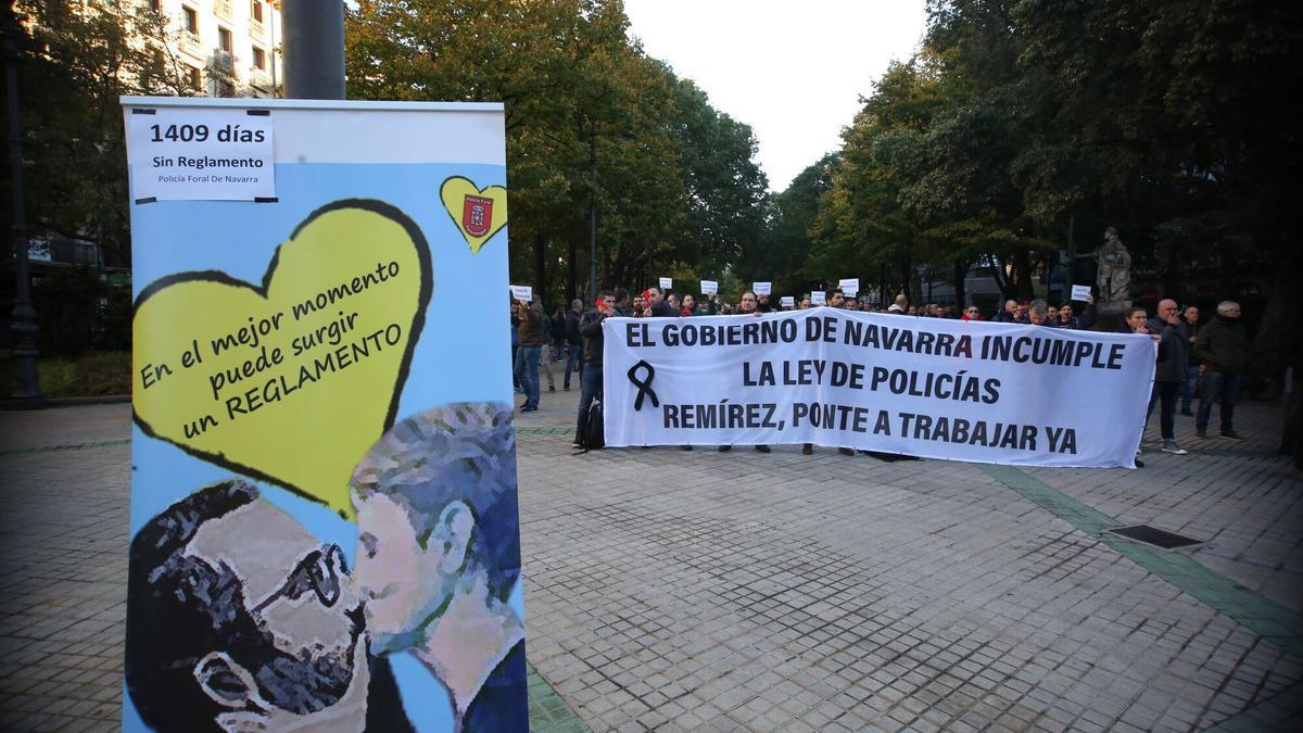 Policías forales, a las puertas del Parlamento de Navarra este jueves antes del Debate.