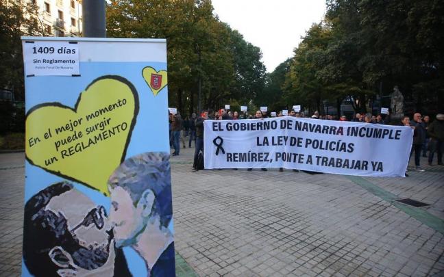 Policías forales, a las puertas del Parlamento de Navarra este jueves antes del Debate. Policías forales, a las puertas del Parlamento de Navarra este jueves antes del Debate.