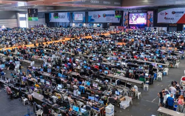 La 30º edición de la Euskal Encounter en el pabellón 5 del BEC con 3.000 ordenadores. La 30º edición de la Euskal Encounter en el pabellón 5 del BEC con 3.000 ordenadores.
