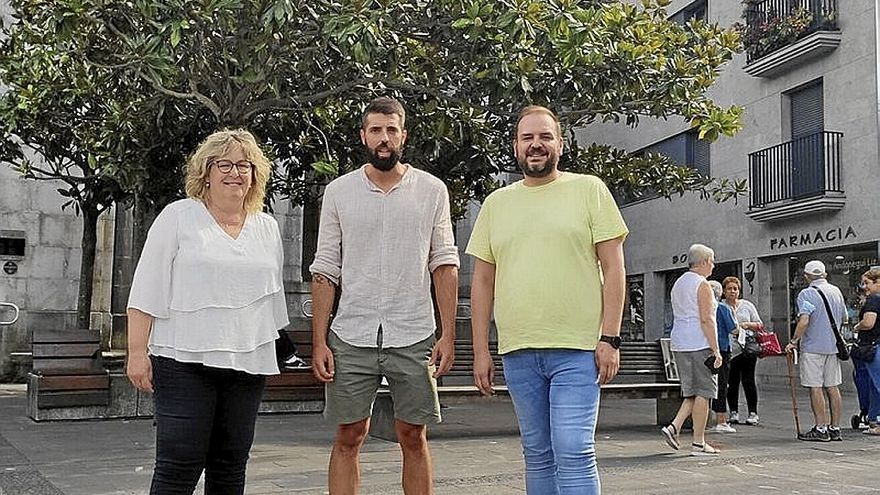 Representantes municipales y de Dendartean en la plaza. | FOTO: N.G.