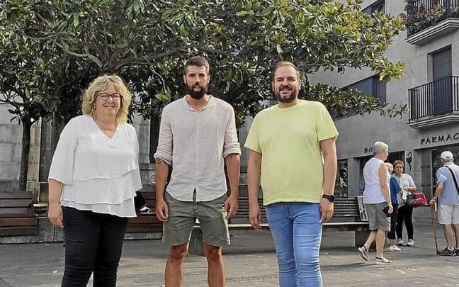 Representantes municipales y de Dendartean en la plaza. | FOTO: N.G. Representantes municipales y de Dendartean en la plaza. | FOTO: N.G.