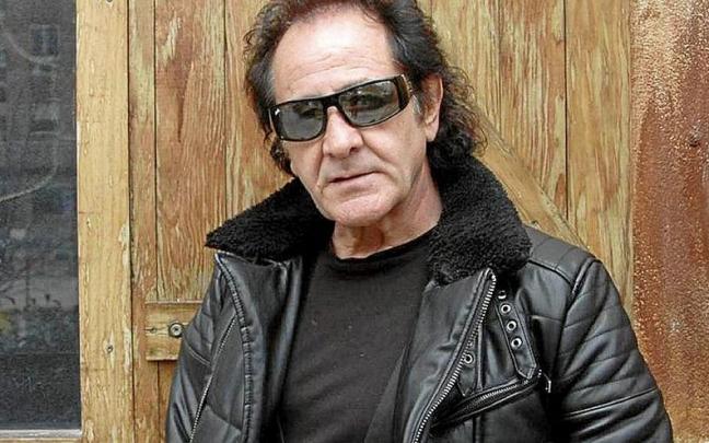 Johnny, líder actual del grupo Burning.