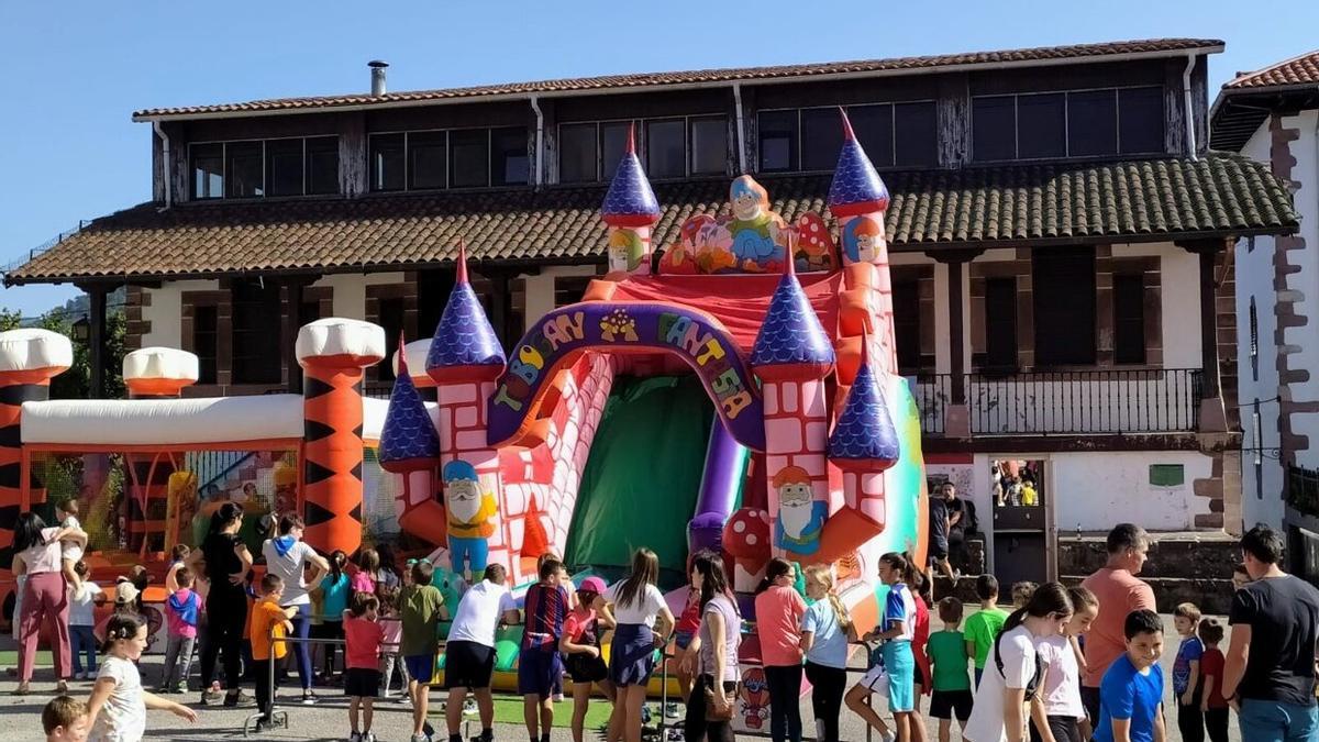 Erreboteko plazan puzgarriak izan ziren arratsaldean.