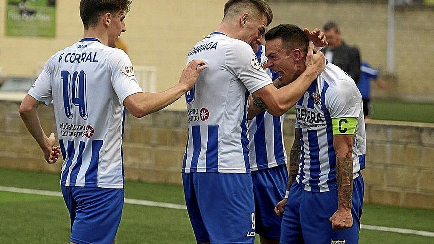 Los jugadores del Izarra celebran el tanto de Eneko Martínez. | FOTO: IÑAKI PORTO