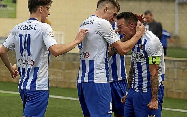 Los jugadores del Izarra celebran el tanto de Eneko Martínez. | FOTO: IÑAKI PORTO