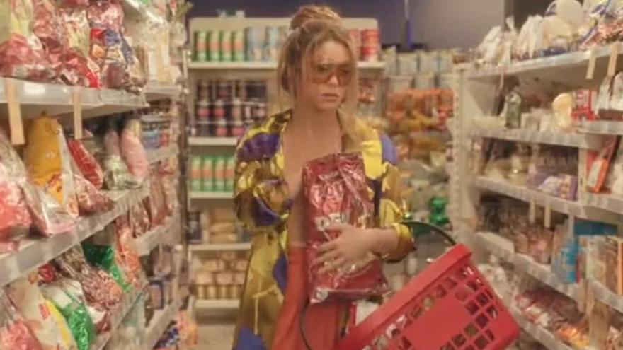 Shakira, en un supermercado en el videoclip de la canción que se estrena este miércoles.