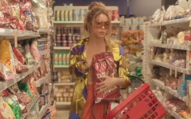 Shakira, en un supermercado en el videoclip de la canción que se estrena este miércoles. Shakira, en un supermercado en el videoclip de la canción que se estrena este miércoles.