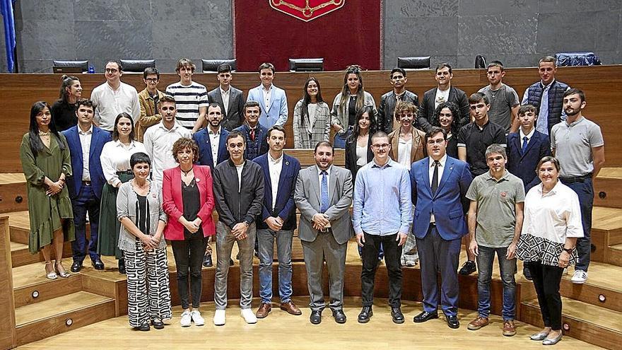 Foto de familia del Parlamento Joven con Unai Hualde –presidente de la Cámara– y otros parlamentarios.