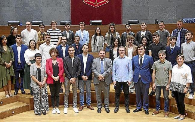 Foto de familia del Parlamento Joven con Unai Hualde –presidente de la Cámara– y otros parlamentarios.