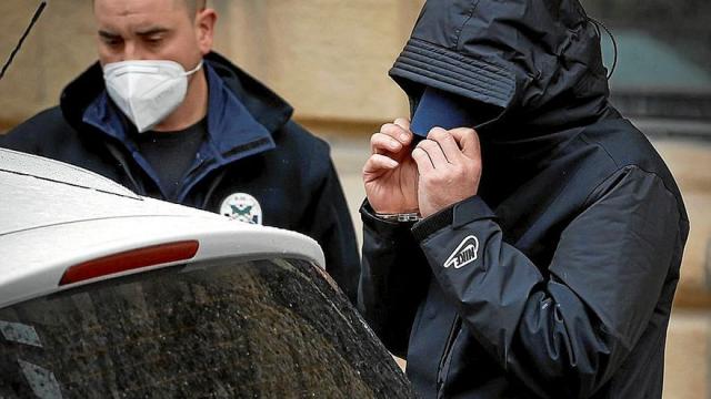 El violador en serie de Gipuzkoa es conducido por agentes de la Ertzaintza. | FOTO: EFE