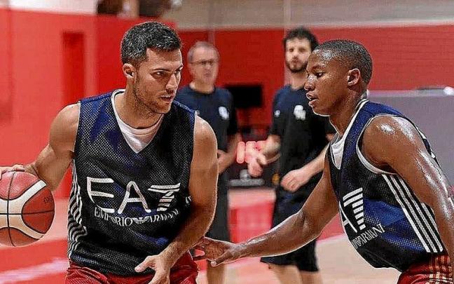 El Armani Milan se ir&aacute; a los 16 jugadores cuando oficialice al poste exazulgrana Voigtmann. El Fenerbahce, con Jekiri entre sus filas, ha sido otro de los animadores del mercado. Cornelie ha reforzado a un Real Madrid tambi&eacute;n con 16 balonces