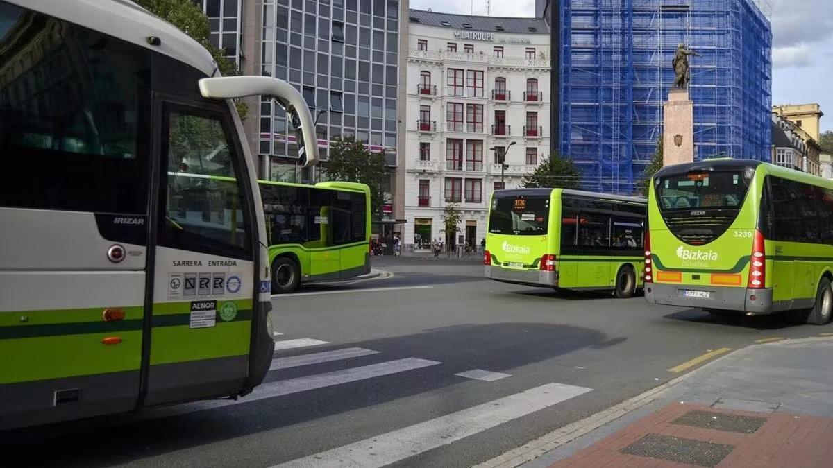 Varias unidades de Bizkaibus circulan por la Plaza Circular de Bilbao