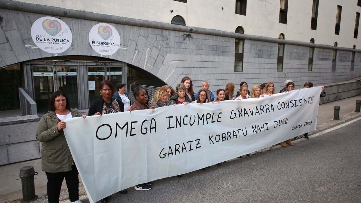 Trabajadoras de la limpieza de centros públicos se han concentrado frente a la sede de Educación