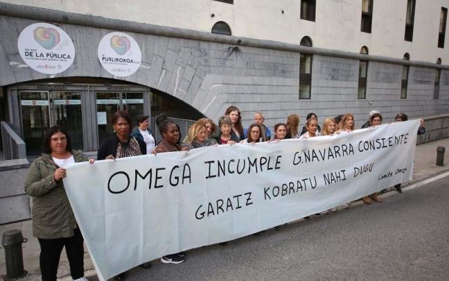 Trabajadoras de la limpieza de centros públicos se han concentrado frente a la sede de Educación