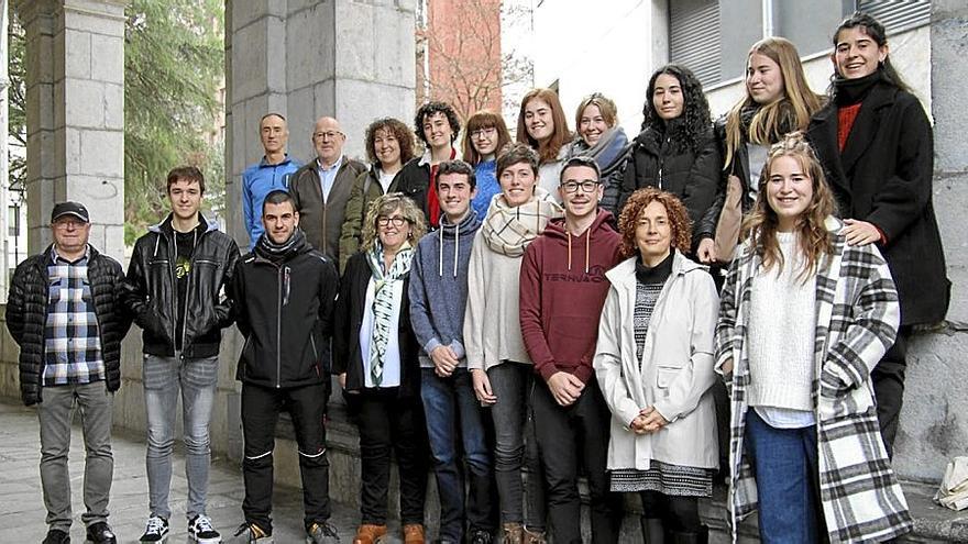 Integrantes de Haritz Euskal Dantzari Taldea con la alcaldesa en la presentación del 50º aniversario. | FOTO: E.U.