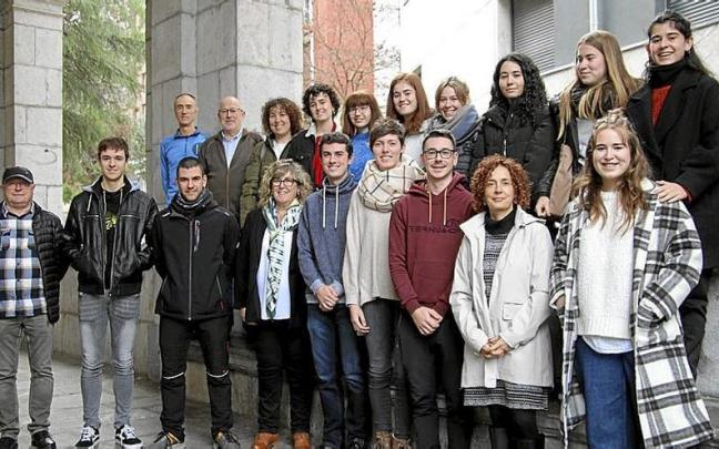Integrantes de Haritz Euskal Dantzari Taldea con la alcaldesa en la presentación del 50º aniversario. | FOTO: E.U.