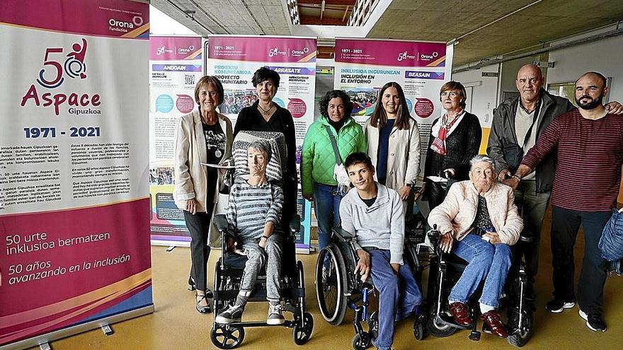 Trabajadores y usuarios de Aspace, ayer en la presentación de la exposición en la UPV/EHU.