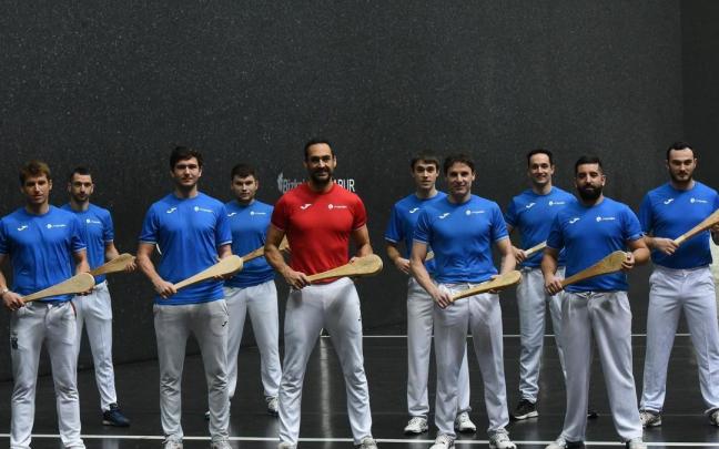 Dan Necol, Iker Gordon, Román Maldonado, Asier del Río, Pablo Fusto, Oier Alkorta, Esteban Gaubeka, Iñaki Urrutia, Ibai Pérez y Beñat Ibarguren, en la presentación del Individual de pala. Dan Necol, Iker Gordon, Román Maldonado, Asier del Río, Pablo Fusto, Oier Alkorta, Esteban Gaubeka, Iñaki Urrutia, Ibai Pérez y Beñat Ibarguren, en la presentación del Individual de pala.