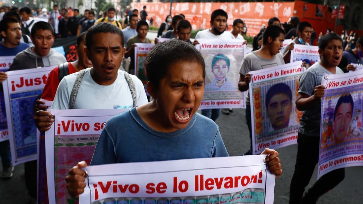 Protesta en Ciudad de México por la desaparición y asesinato en 2014 de los 43 estudiantes.
