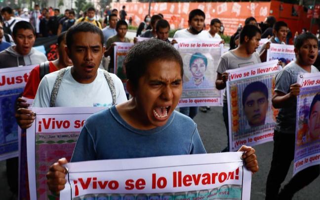Protesta en Ciudad de México por la desaparición y asesinato en 2014 de los 43 estudiantes. Protesta en Ciudad de México por la desaparición y asesinato en 2014 de los 43 estudiantes.