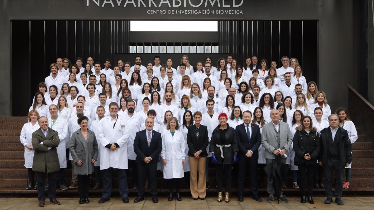 Autoridades y personal investigador de Navarrabiomed.