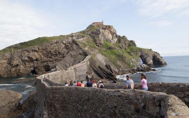 Turistas en San Juan de Gaztelugatxe. Turistas en San Juan de Gaztelugatxe.