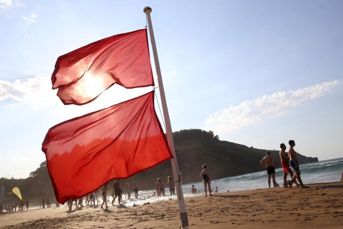 La bandera roja ondea en tres playas de Bizkaia