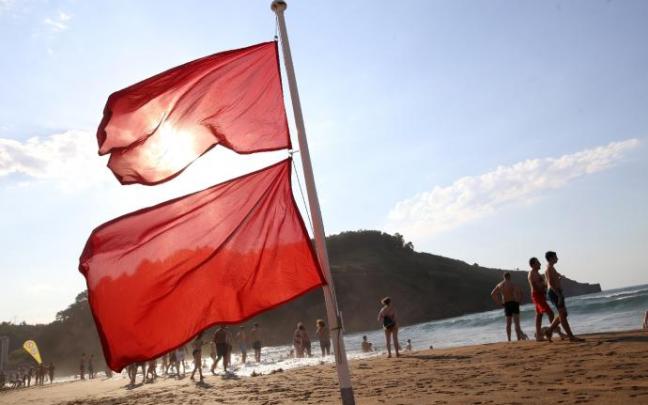 La bandera roja ondea en tres playas de Bizkaia La bandera roja ondea en tres playas de Bizkaia