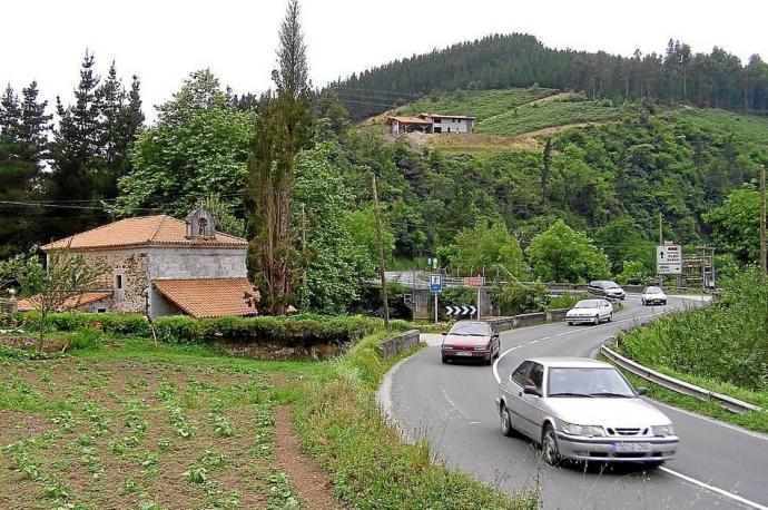 La carretera foral BI-633 conecta Markina-Xemein con Ondarroa y Lekeitio