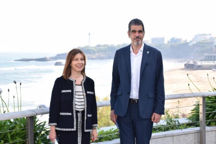 La alcaldesa de Biarritz, Maider Arostéguy, y el mandatario donostiarra, Eneko Goia, este lunes, tras la firma del acuerdo entre ambas localidades.