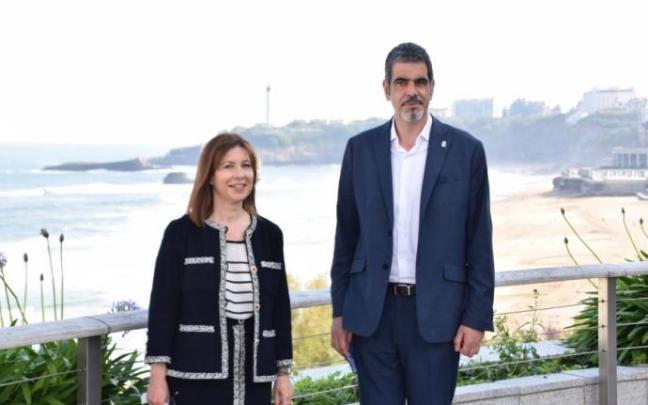 La alcaldesa de Biarritz, Maider Arostéguy, y el mandatario donostiarra, Eneko Goia, este lunes, tras la firma del acuerdo entre ambas localidades. La alcaldesa de Biarritz, Maider Arostéguy, y el mandatario donostiarra, Eneko Goia, este lunes, tras la firma del acuerdo entre ambas localidades.