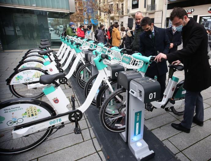 Servicio público de alquiler de bicicletas eléctricas en Pamplona.