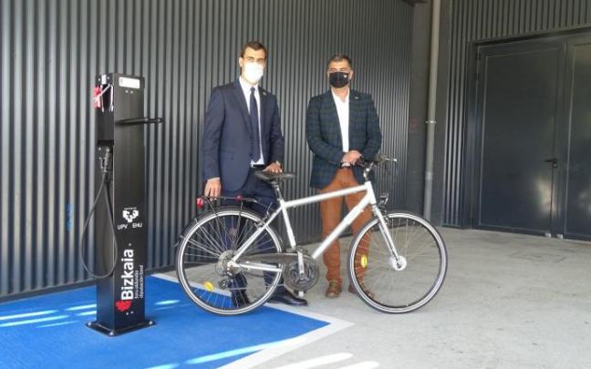 Miguel Ángel Gómez Viar y Gorka Moreno, junto al nuevo punto de mantenimiento de bicis Miguel Ángel Gómez Viar y Gorka Moreno, junto al nuevo punto de mantenimiento de bicis