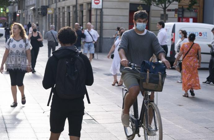 Un ciclista por el centro de Vitoria-Gasteiz.