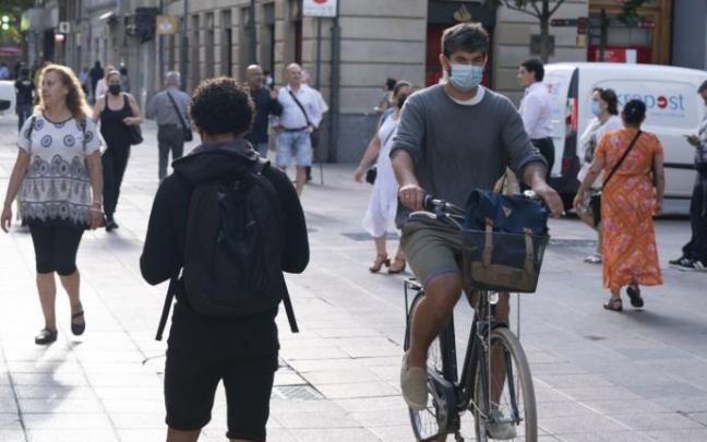 Un ciclista por el centro de Vitoria-Gasteiz.