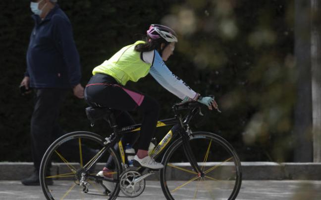 Una mujer circula en bicicleta. Una mujer circula en bicicleta.
