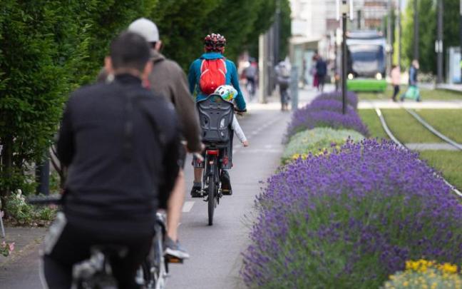 Varias personas circulando en bicicleta. Varias personas circulando en bicicleta.