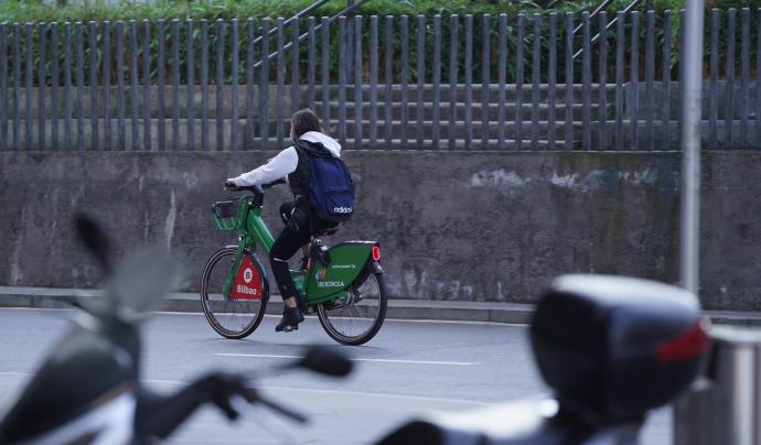Una joven circula en bicicleta por Bilbao